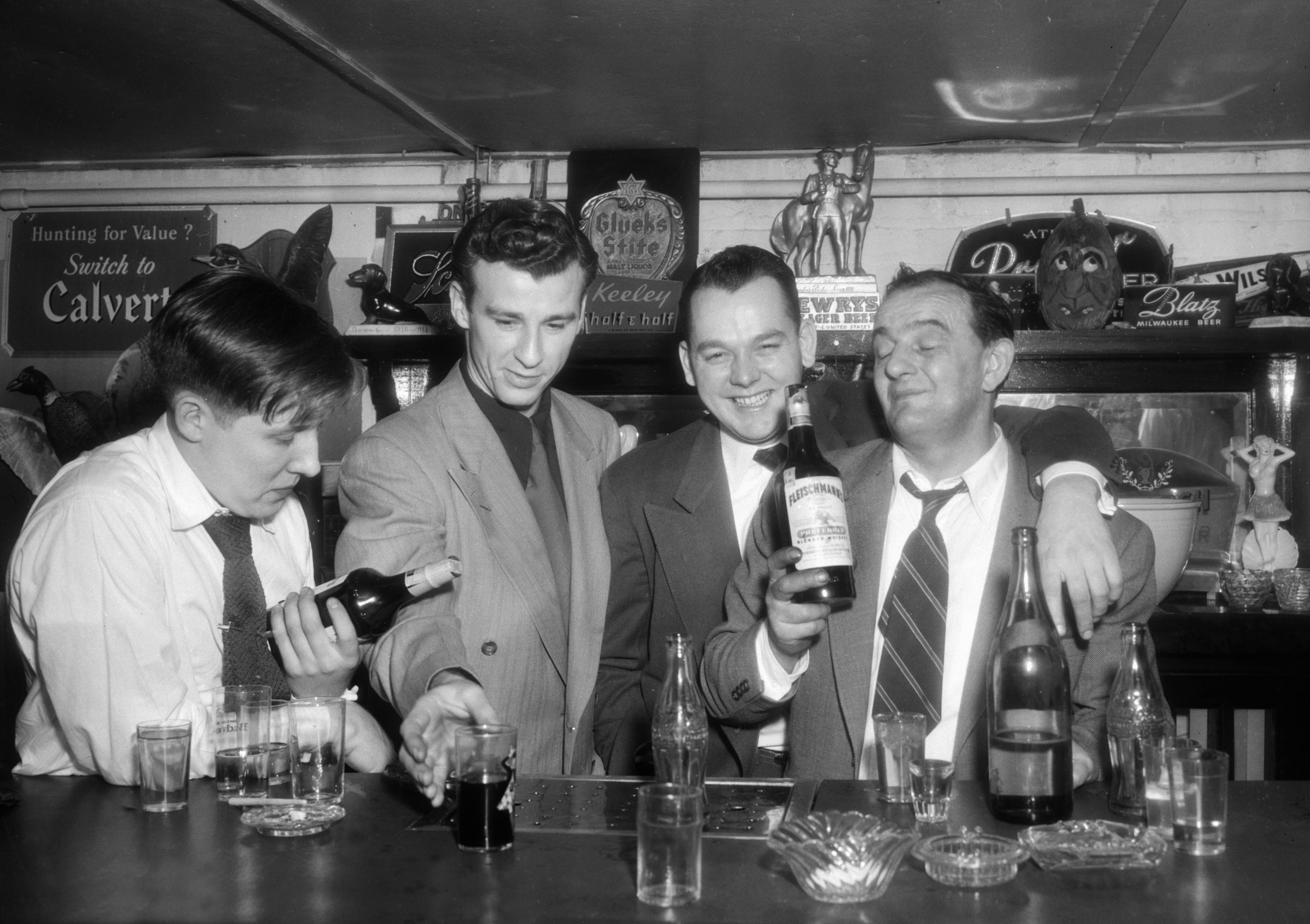 four-guys-drink-up-in-a-chicago-bar-ca-1948-news-photo-1633573700.jpg